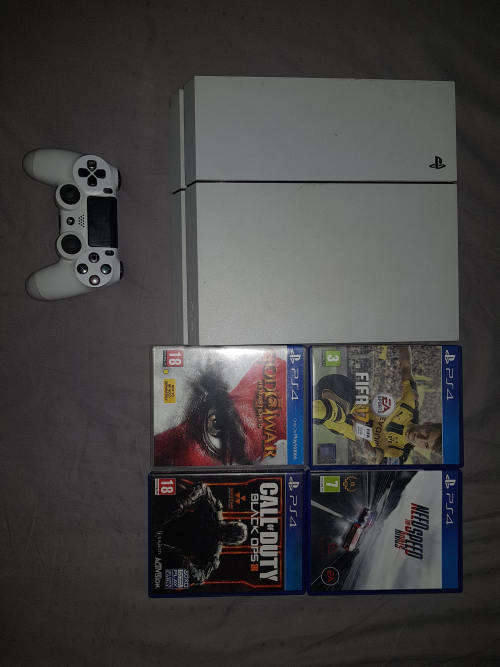 Playstation 4 Console + Seven Games + Controller