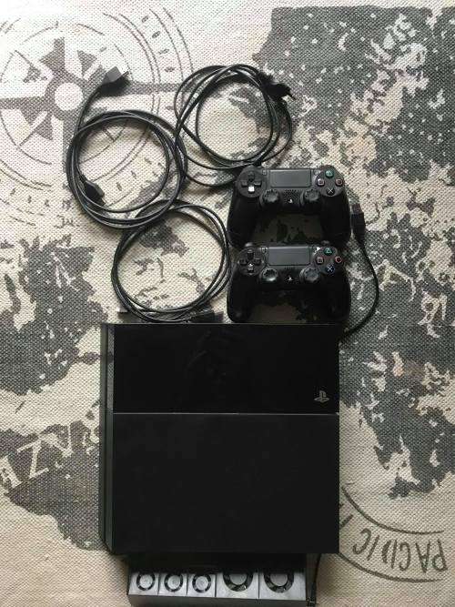 PS4, 2 controllers and extra cooling fan