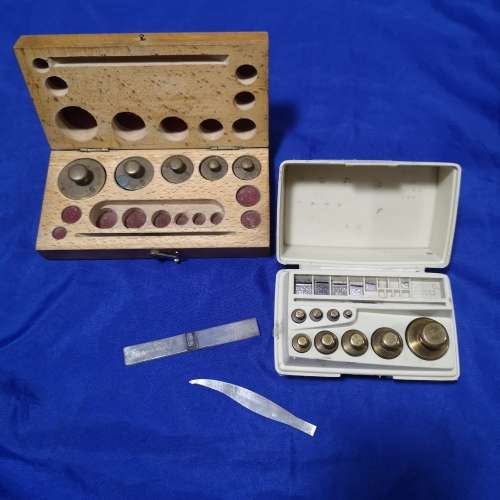 Calibration on scale weight grams , 2 sets. 1 OHAUS and the other Vintage