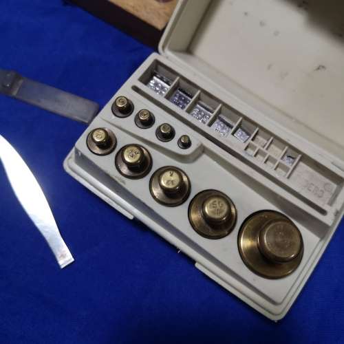 Calibration on scale weight grams , 2 sets. 1 OHAUS and the other Vintage