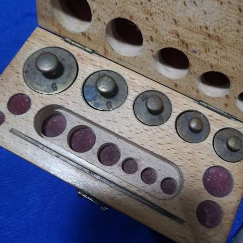 Calibration on scale weight grams , 2 sets. 1 OHAUS and the other Vintage