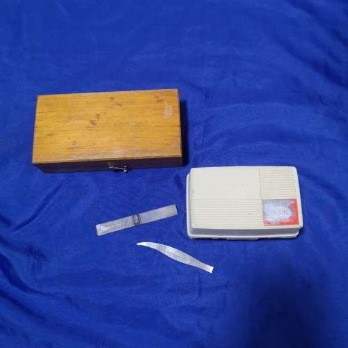 Calibration on scale weight grams , 2 sets. 1 OHAUS and the other Vintage