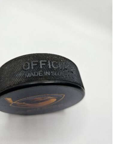 ATLANTA THRASHERS NHL LICENSED PUCK Made In SLOVAKIA by VEGUM MFG. + INGLASCO VINTAGE