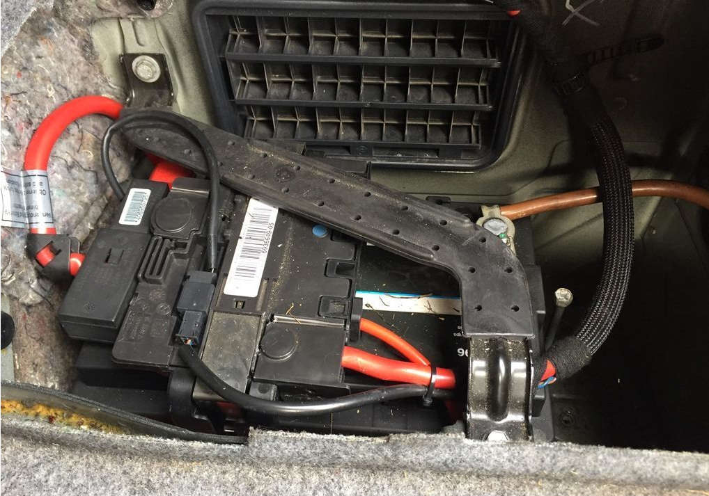 BMW E90 E91 E92 E93 xDrive M3 2006-2013 Top Securing Battery Clamp Holder Bracket.