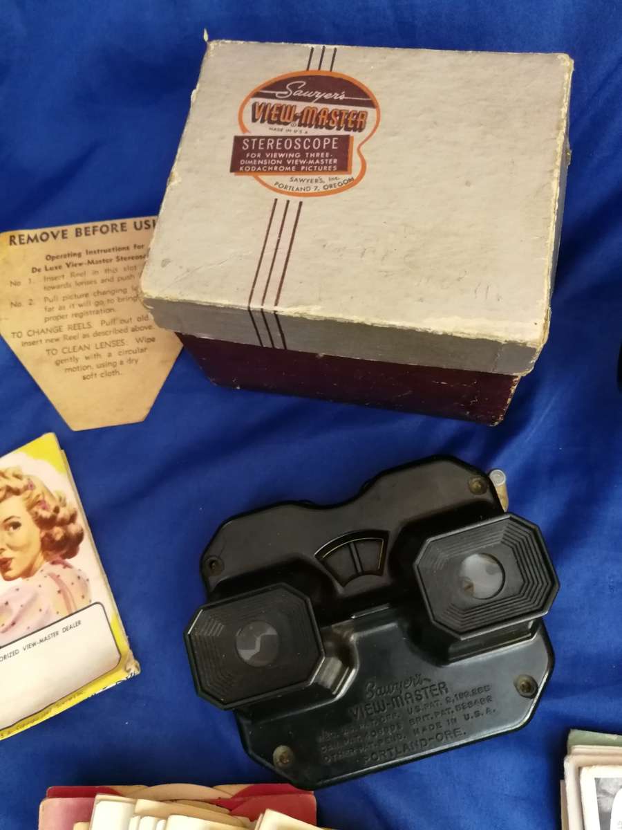 Amazing1950s Sawyers Vintage Viewmaster 3 D Viewer, Junior Projector and around 56 different reels.