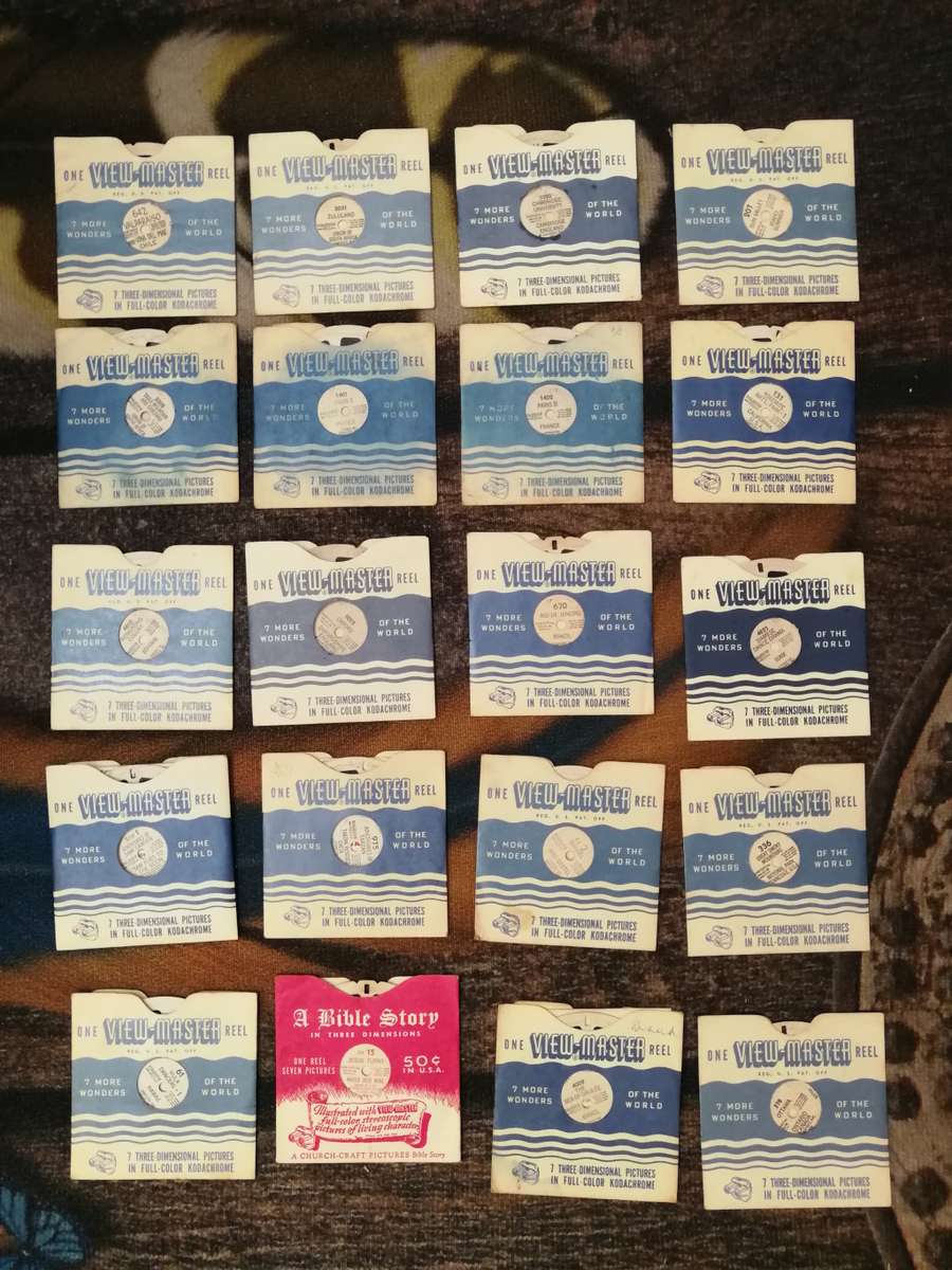 Amazing1950s Sawyers Vintage Viewmaster 3 D Viewer, Junior Projector and around 56 different reels.