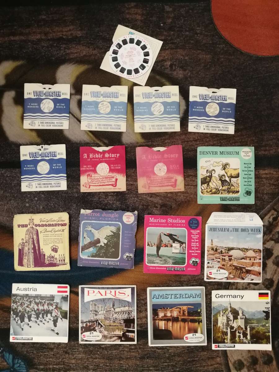 Amazing1950s Sawyers Vintage Viewmaster 3 D Viewer, Junior Projector and around 56 different reels.