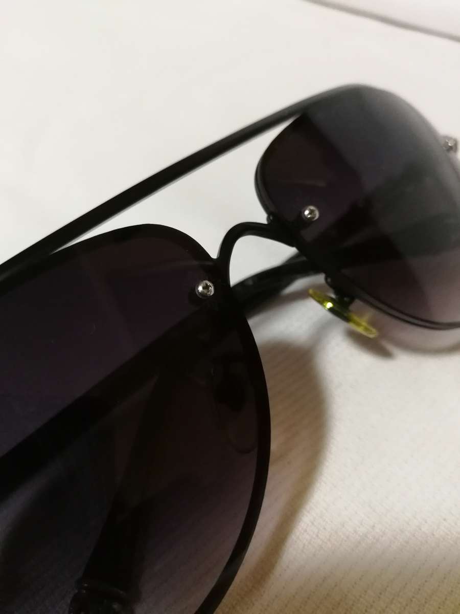 `CHROME HEARTS` Designer Celebrity Sunglasses. Beautiful metal detail with orig case. Read details