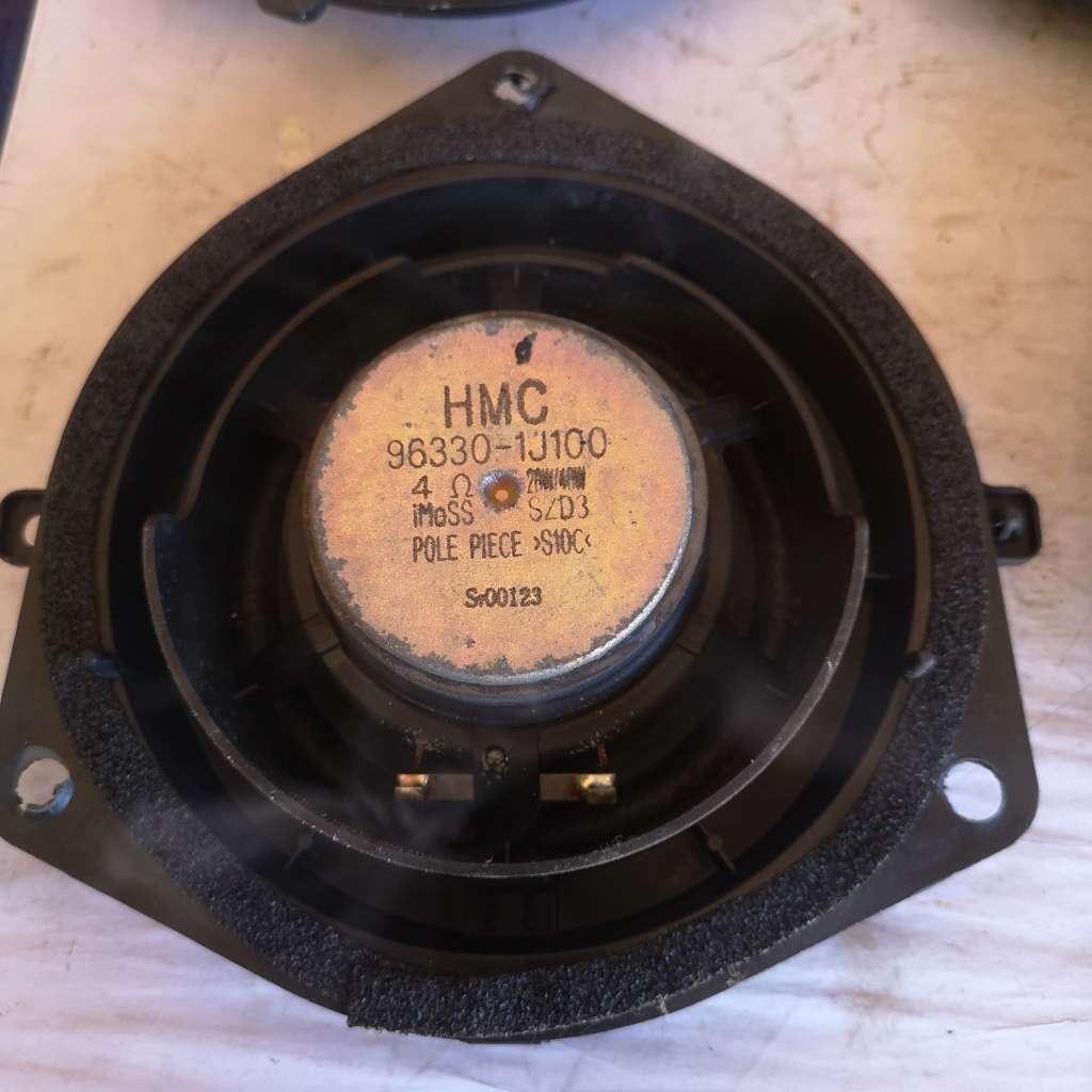 Hyundai i10 factory speakers. Front and rear sold as a set. Fair condition
