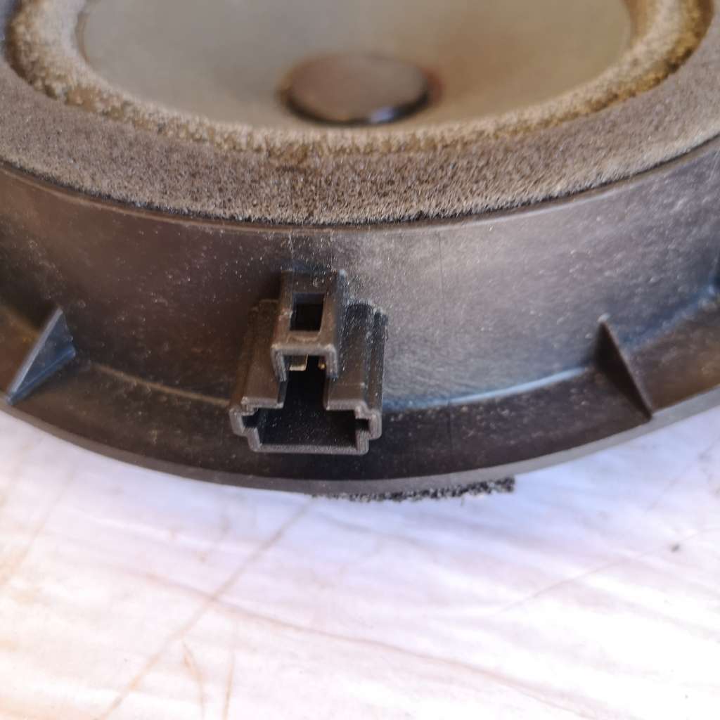 Hyundai i10 factory speakers. Front and rear sold as a set. Fair condition