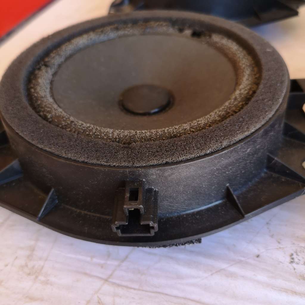 Hyundai i10 factory speakers. Front and rear sold as a set. Fair condition