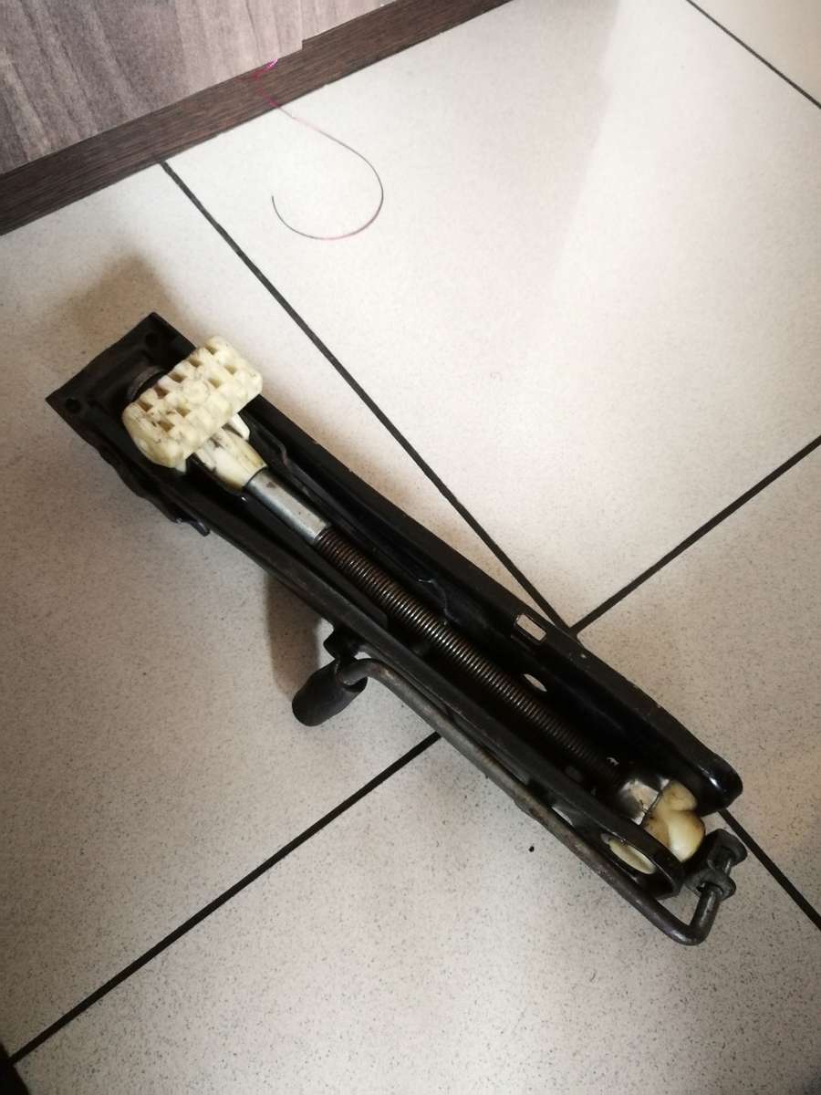 BMW/ Mercedes Jack. Suits vehicles from 2002 upwards.