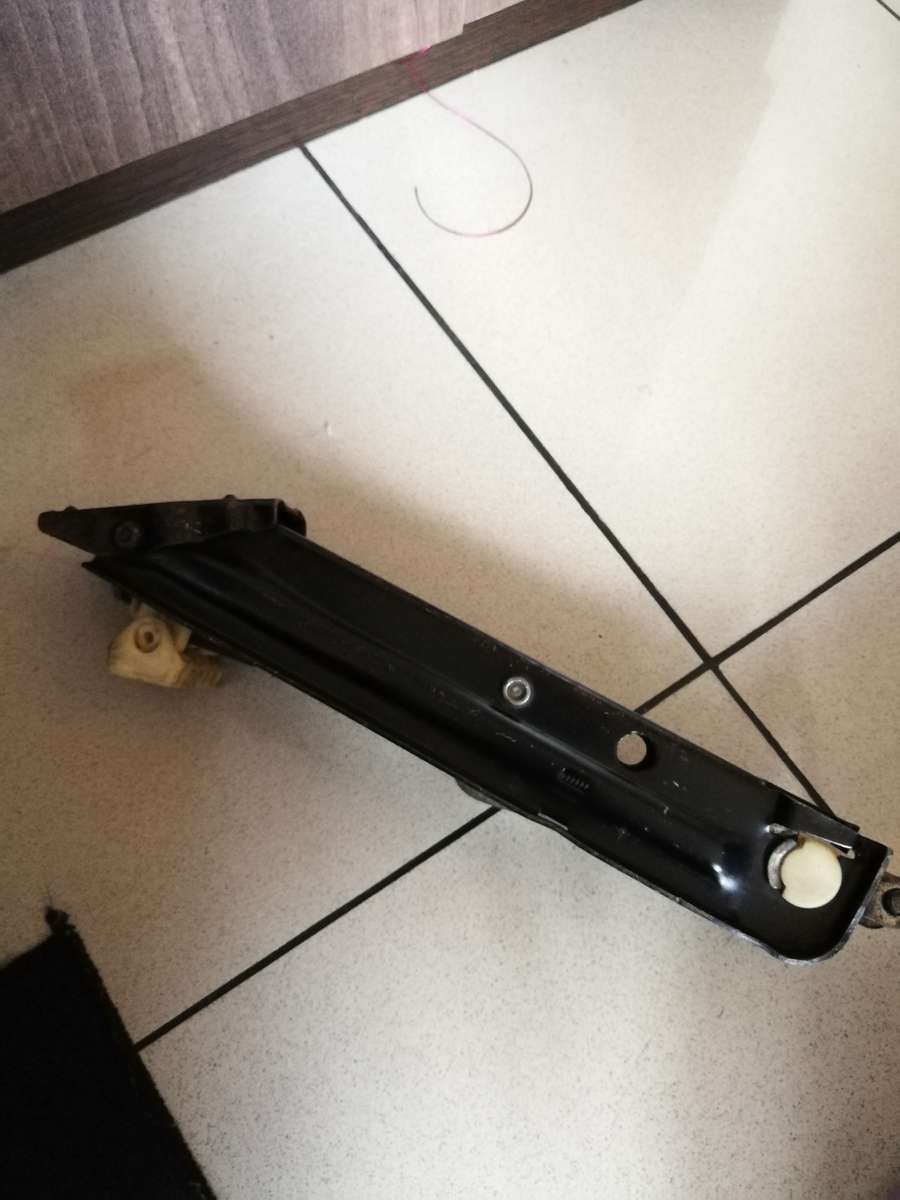 BMW/ Mercedes Jack. Suits vehicles from 2002 upwards.