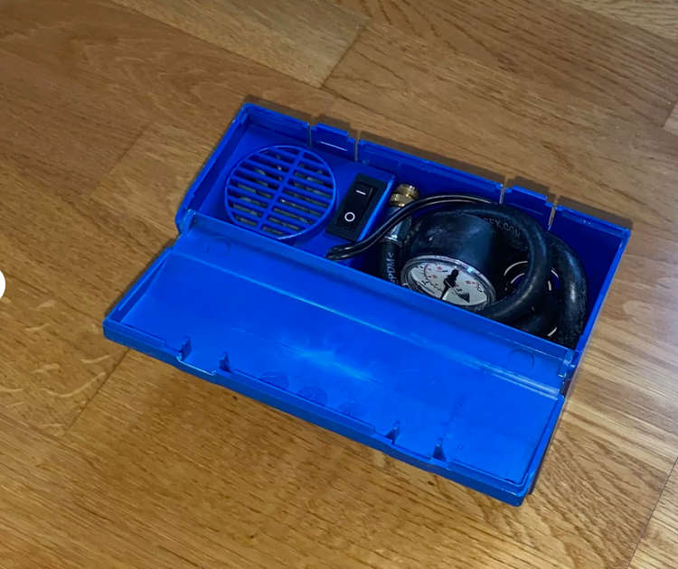 VW AUDI EMERGENCY TIRE WHEEL AIR COMPRESSOR PUMP. Original part number 8D0 012 615B