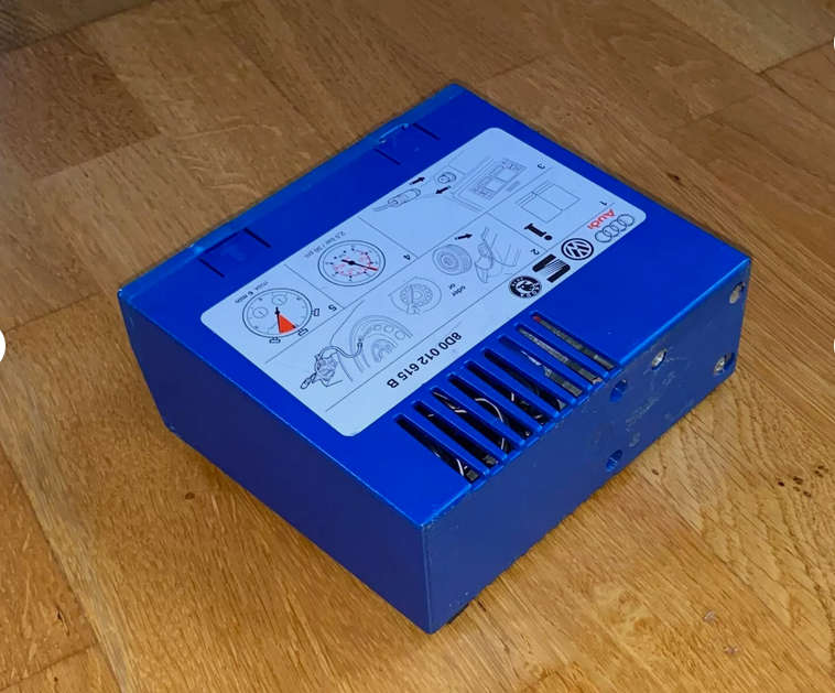 VW AUDI EMERGENCY TIRE WHEEL AIR COMPRESSOR PUMP. Original part number 8D0 012 615B