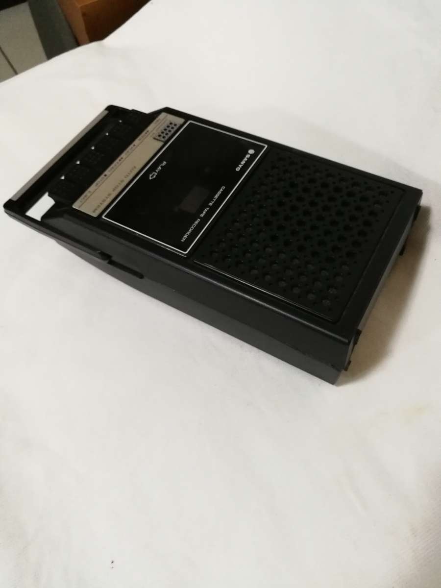 Sanyo Cassette Player/ Recorder in casing- Vintage