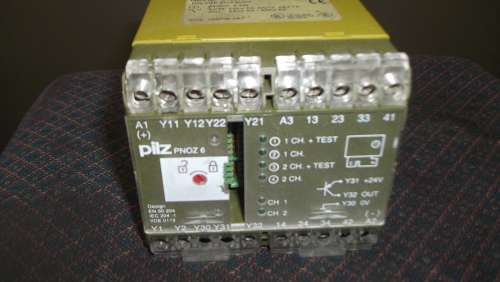 Pilz Configurable 24 V dc Safety Relay Single or Dual Channel with 4 Safety Contacts