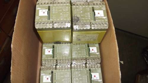 Pilz Configurable 24 V dc Safety Relay Single or Dual Channel with 4 Safety Contacts