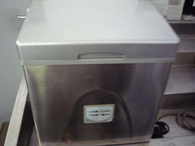 DEFY  ICE MAKER -  STAINLESS STEEL