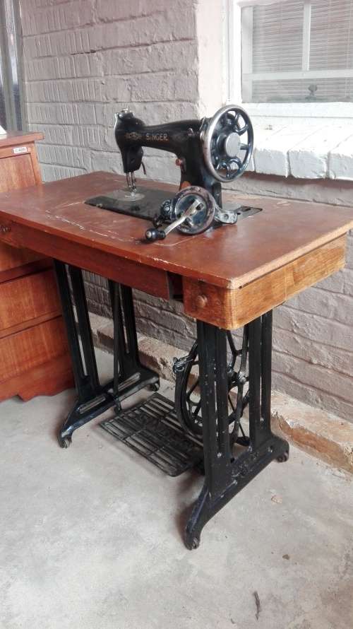 SINGER MACHINE WITH FOOT STEP
