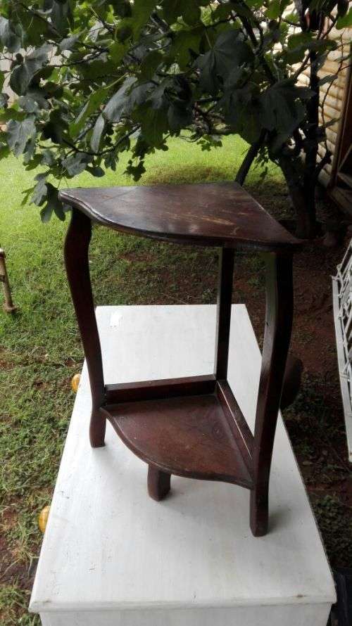 STUNNING CORNER TABLE /SHELF