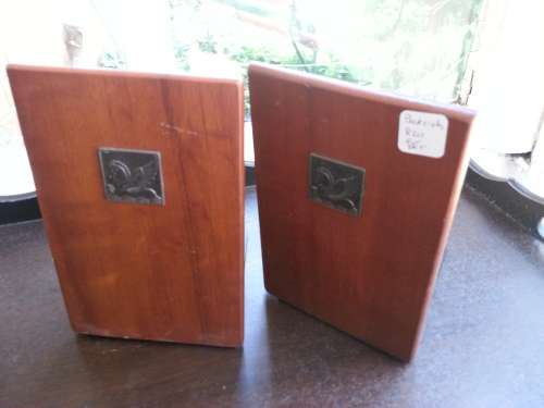 2 BOOK HOLDS