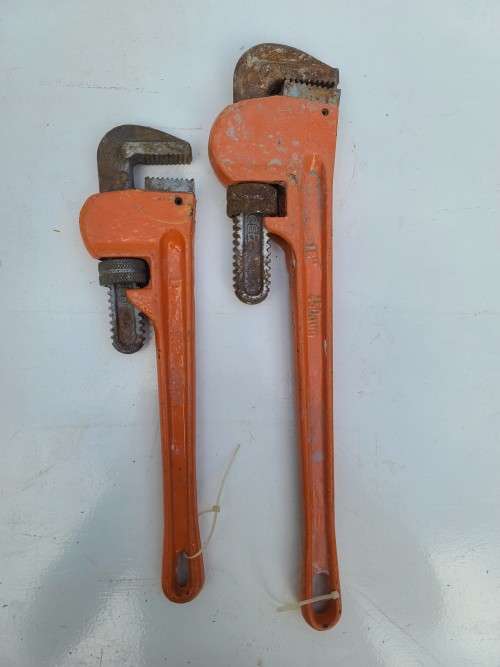 Item: Pipe Wrenches - 450mm + 350mm