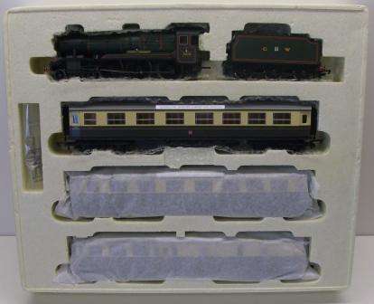 Hornby R2025-LN G.W.R County Locomotive with Three Centenary Coaches  Train Pack "00" Scale