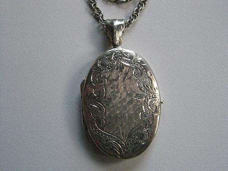 Beautiful Fully Engraved Sterling Silver Locket & Chain