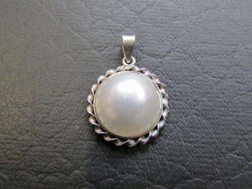 A Pretty Sterling Silver Mabe Pearl Pendant