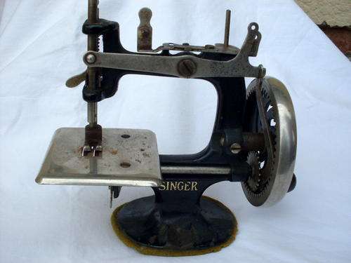 THE SINGER MANFG. CO.TRADE MARK.  HEIGHT 18CM LENGTH 18CM   SOME RUST