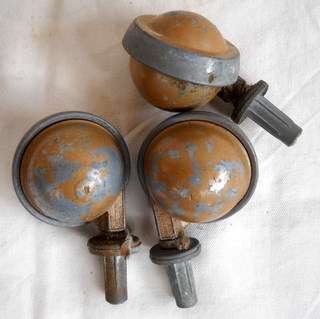 3 CASTORS NOT PLASTIC
