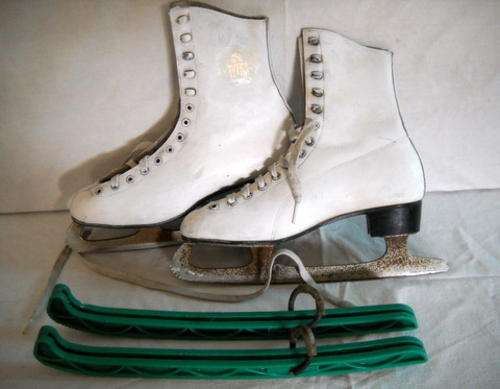 ICE SKATES  SIZE 5 SOME RUST ON BLADES