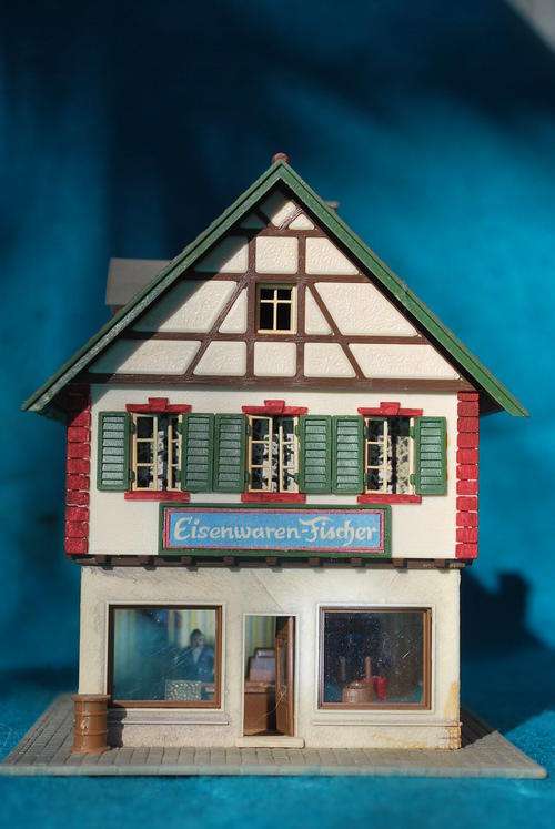 HO Pola, half timbered house with shop interior, assembled structure