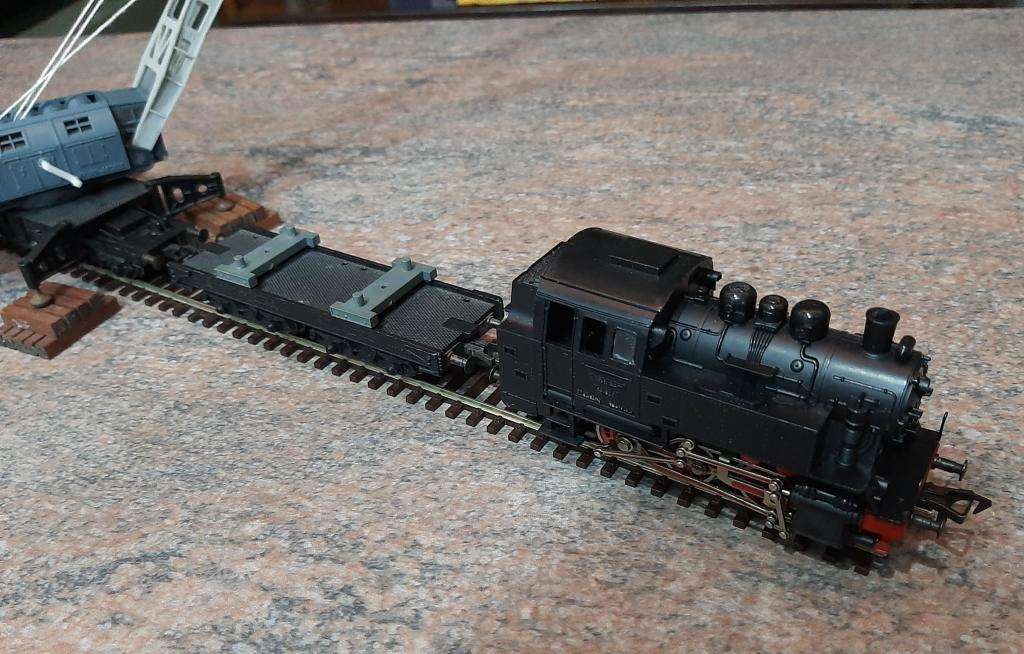 Fleischmann hO crane train, 1 locomotive BR80 and 5 wagons.