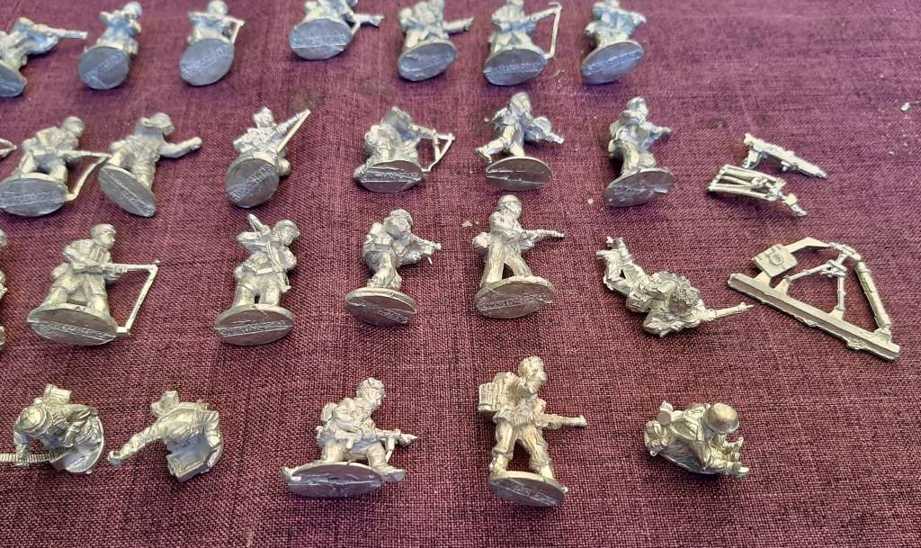 Warlord game 52 figurines, metall, 28-32mm plus leaf cutter for model making of realistic trees.