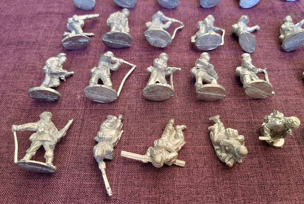 Warlord game 52 figurines, metall, 28-32mm plus leaf cutter for model making of realistic trees.