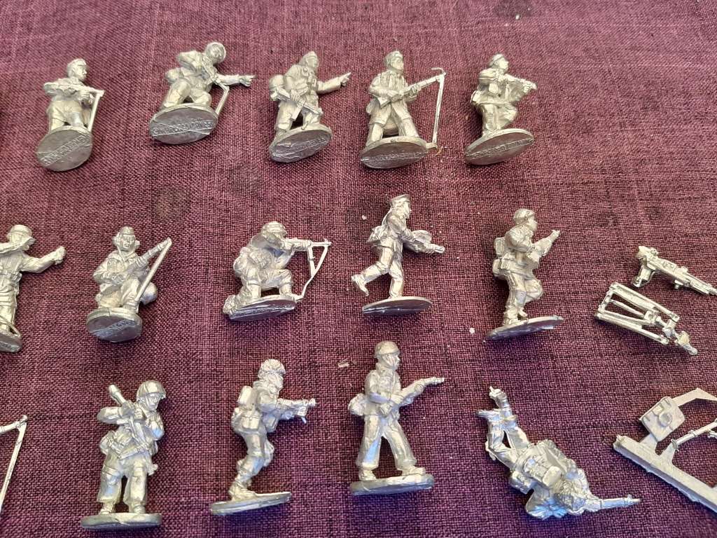 Warlord game 52 figurines, metall, 28-32mm plus leaf cutter for model making of realistic trees.
