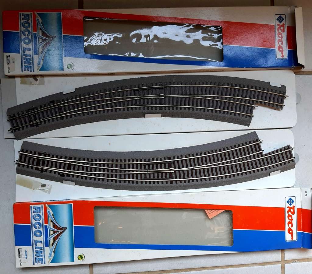 Roco line with bedding hO turnouts 4 times plus one uncoupling track, NEW, unused.