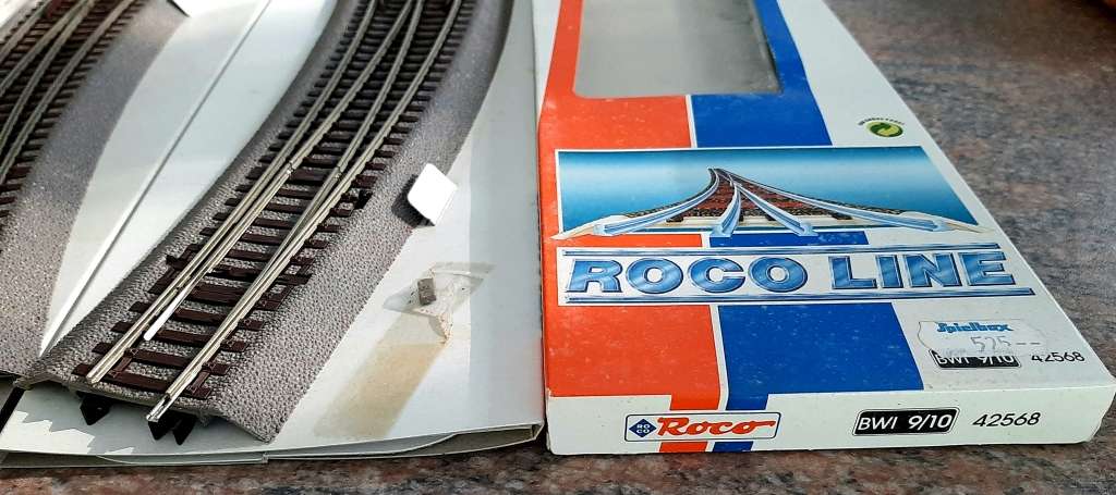 Roco line with bedding hO turnouts 4 times plus one uncoupling track, NEW, unused.