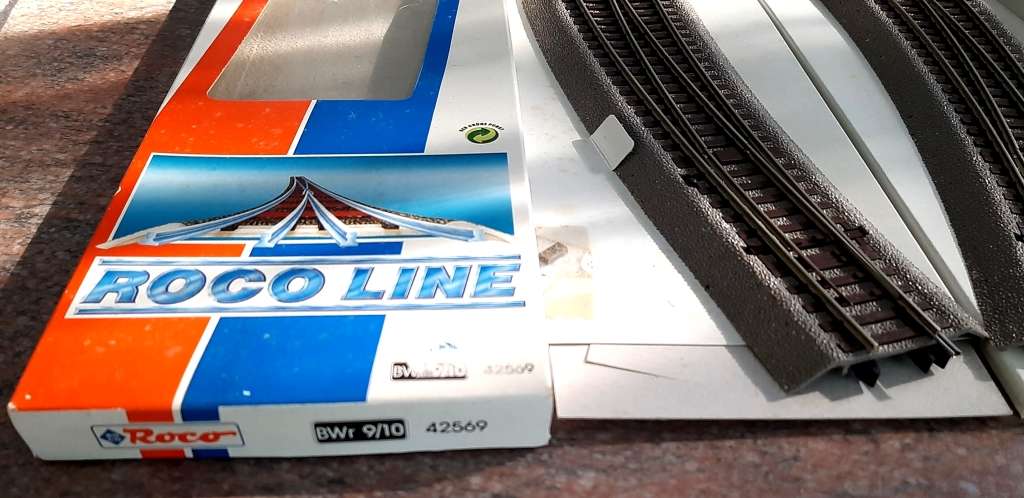 Roco line with bedding hO turnouts 4 times plus one uncoupling track, NEW, unused.