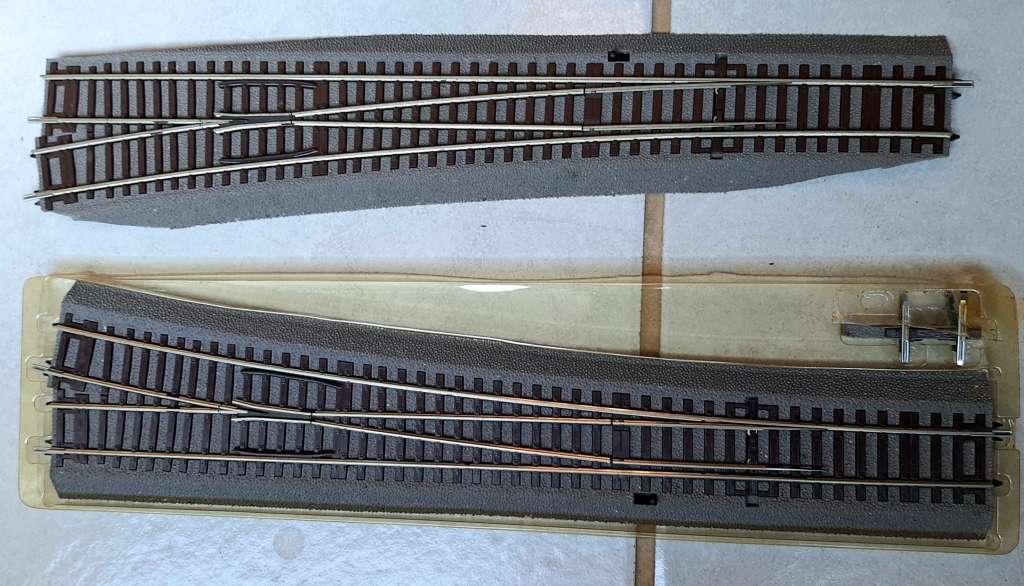 Roco line with bedding hO turnouts 4 times plus one uncoupling track, NEW, unused.