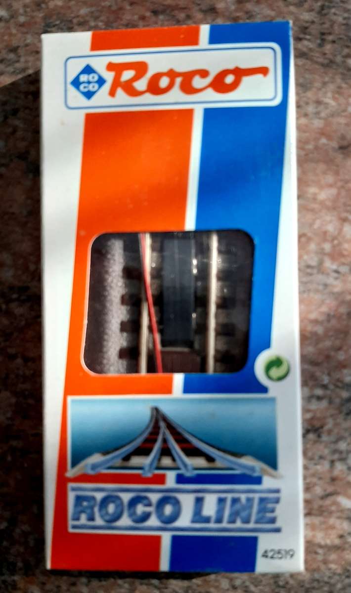 Roco line with bedding hO turnouts 4 times plus one uncoupling track, NEW, unused.