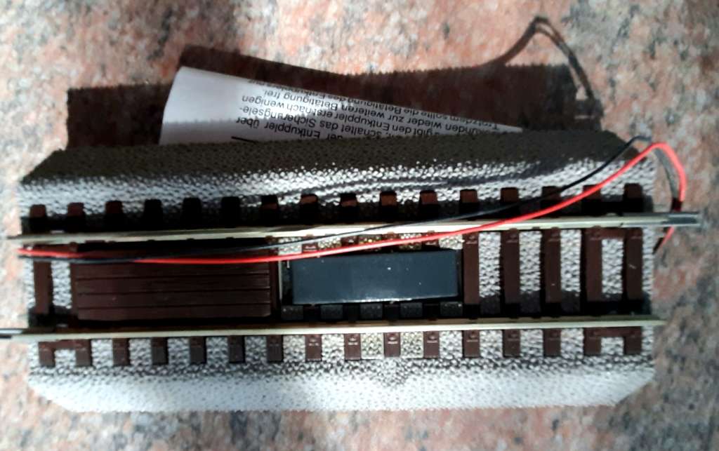 Roco line with bedding hO turnouts 4 times plus one uncoupling track, NEW, unused.