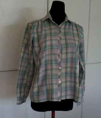 Ladies shirt. Size 32