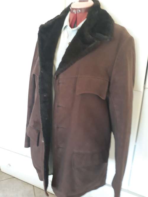 Mens Jacket \ Coat. size 38. Brown with Dark brown Faux Fur Collar.