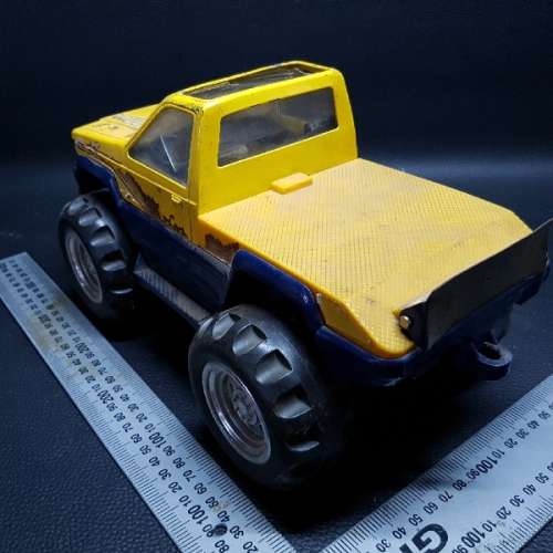 Large Metal and Hard Plastic Vintage Bakkie!!!