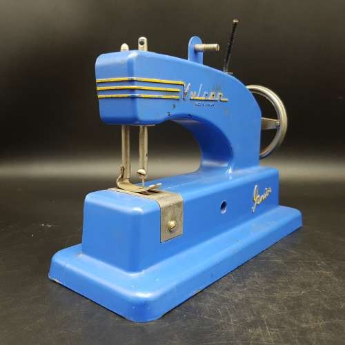 RARE!!!! Vintage Cast Metal VULCON Junior Kiddies Sewing Machine (England)