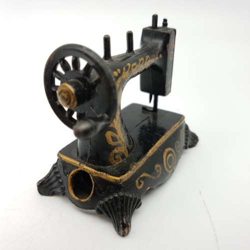 Original Die Cast Metal Antique Sewing Machine Pencil Sharpener!!!!!