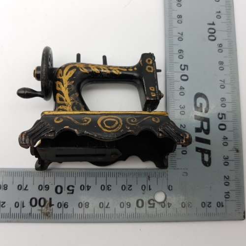 Original Die Cast Metal Antique Sewing Machine Pencil Sharpener!!!!!